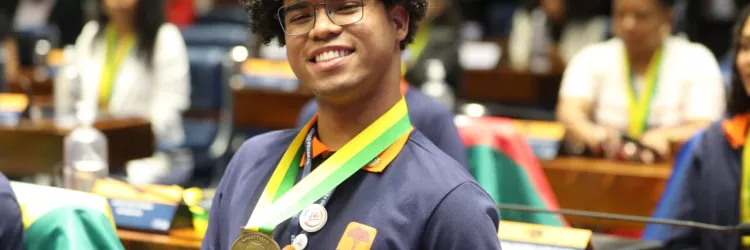 Estudante baiano assume vaga de jovem senador