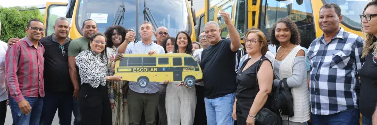 Após incêndio em garagem, Governo entrega novos ônibus de transporte escolar e garante continuidade das aulas de Santo Estevão