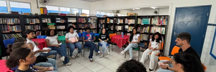 Estudantes do Colégio Estadual José Pallés Sobrinho exploram o mundo literário com novo clube do livro 