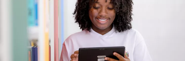 Governo da Bahia investe R$ 20 milhões na entrega de novos tablets e chips nas escolas da rede estadual