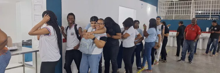 Estudantes da EJA fazem provas do Sistema de Avaliação Baiano da Educação, realizado pela SEC