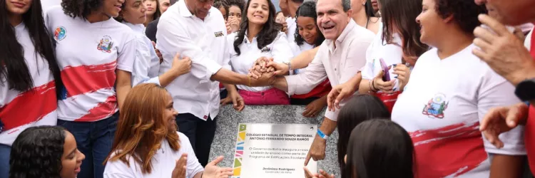 Governo da Bahia inaugura dois colégios estaduais no município de Iramaia