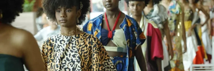 Estudantes da rede estadual celebram a cultura afro-brasileira com desfile de moda em shopping de Salvador