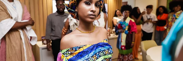 Desfile de estudantes marca início das ações do Novembro Negro na Secretaria da Educação