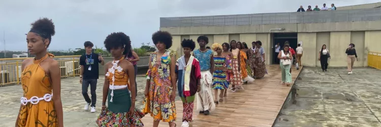 Estudantes da rede estadual de Salvador celebram raízes da cultura afro-brasileira com desfile