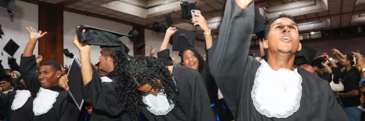 Estado da Bahia forma 293 estudantes da Educação de Jovens e Adultos durante solenidade histórica, em Salvador 