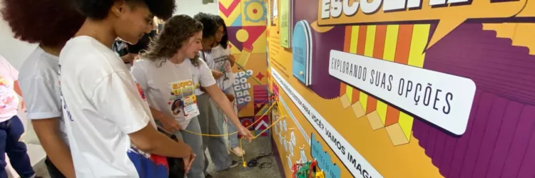 Estudantes da rede estadual de Salvador participam de experiência imersiva sobre prevenção de gravidez na adolescência