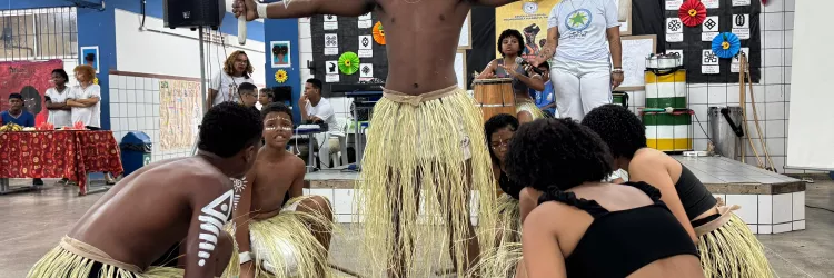 Colégio estadual de Salvador celebra encerramento de projeto antirracista com apresentações culturais