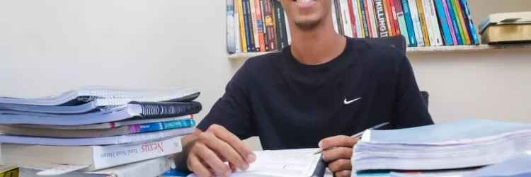 Após dupla aprovação em Medicina, Davi Rocha volta à escola estadual que lhe deu "régua e compasso"
