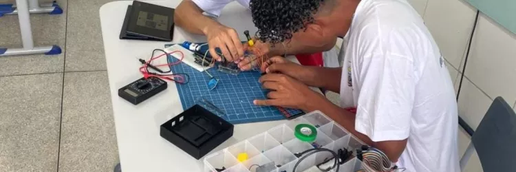 Estudantes da rede estadual de Jacobina criam sirene automatizada e levam inovação à escola municipal 