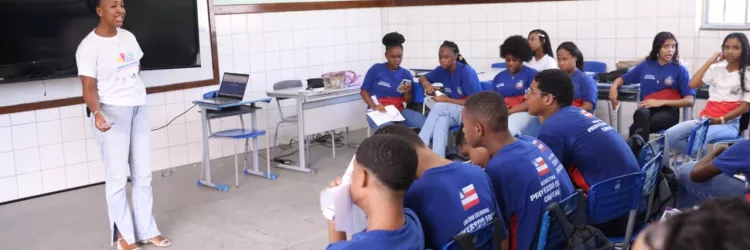 Estudantes de colégio na periferia de Salvador recebem formação em defesa e respeito aos direitos das mulheres