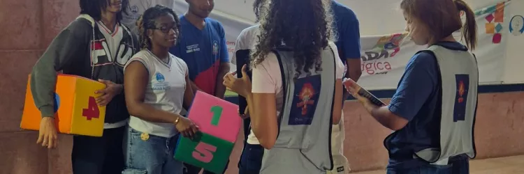 Alunos do ICEIA mergulham em jogo que revela perigos invisíveis dentro de casa 