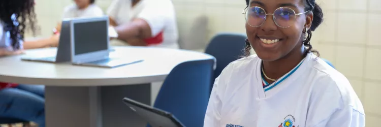 Estudantes da rede estadual podem acessar quase oito mil obras literárias nos tablets disponibilizados pelo Governo da Bahia