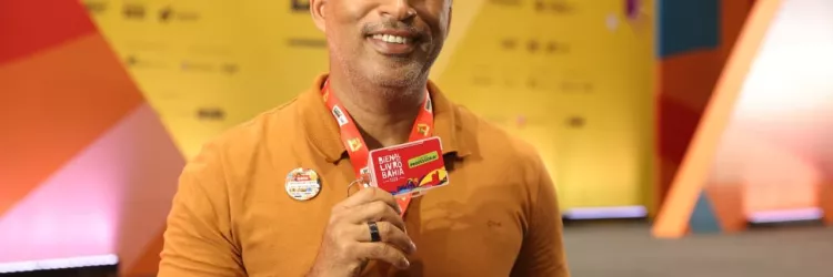 Vale-livro: retirada para professores ocorre no estande do Governo na Bienal da Bahia