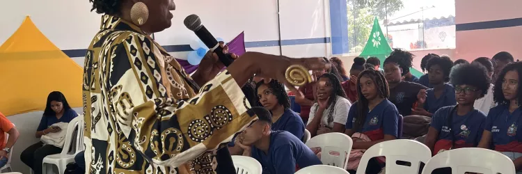 Estilista Madá Negriff inspira estudantes de escola estadual em Salvador, durante o Maio Antirracista