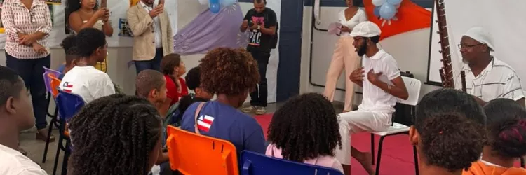 Contação de histórias africanas fortalece debate antirracista em colégio estadual de Salvador