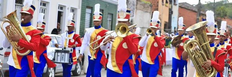Estudantes da rede estadual desfilam no ato de transferência simbólica da capital baiana para Cachoeira