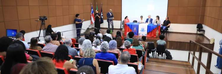 Educadores dialogam na UNEB sobre legado de Roberto Santos para a formação docente