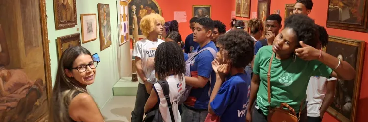 Estudantes da rede estadual de Salvador conhecem acervo de obras de arte durante visita guiada a museus da cidade