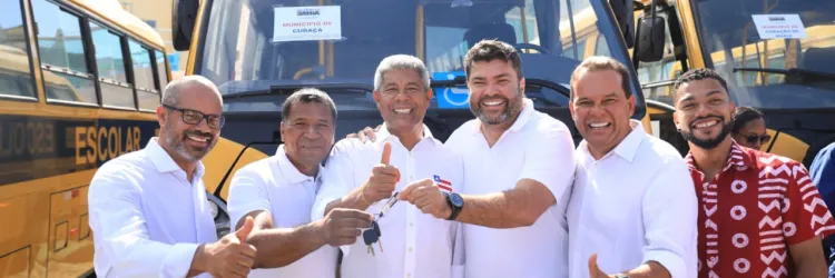 Governo do Estado entrega 101 novos ônibus escolares para municípios baianos, com investimento de R$ 43,8 milhões