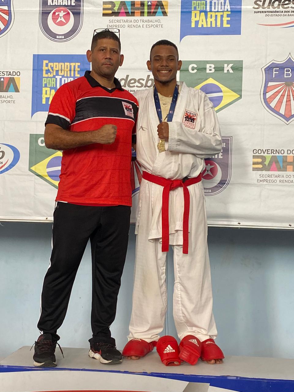Augusto Vinicius medalha de ouro kumite - Taça Denilson Caribé - e sensei - Reprodução Arquivo Pessoal