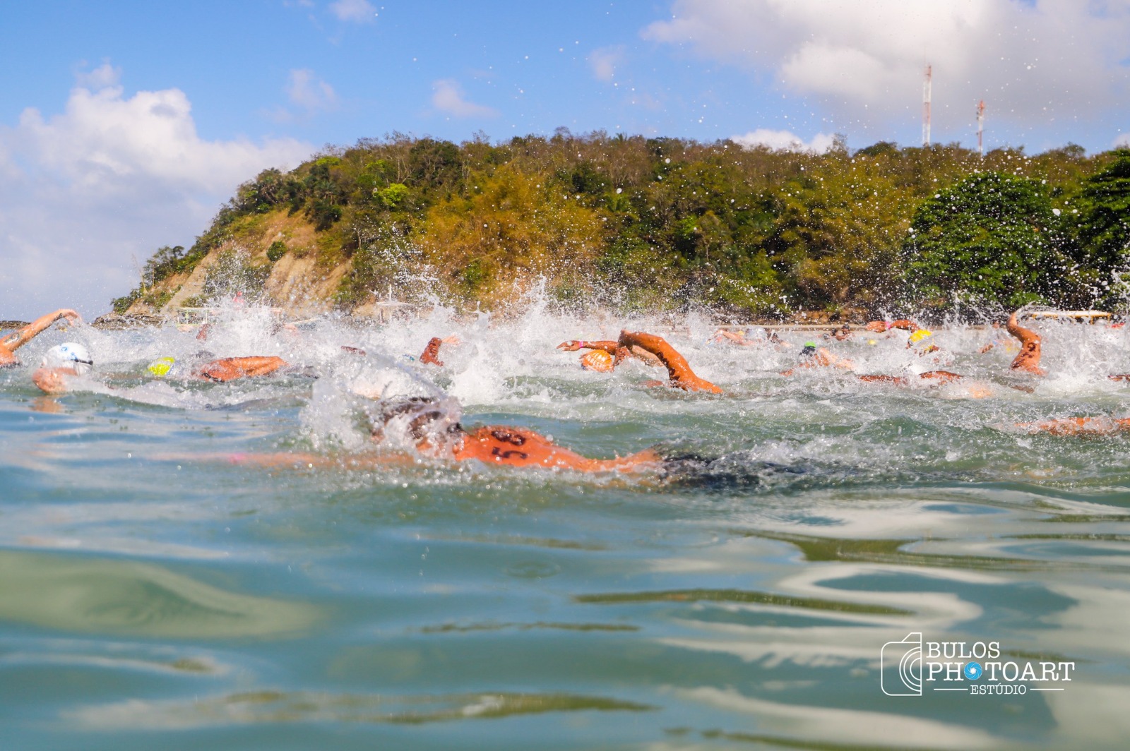 Competição de águas abertas na Praia de Inema