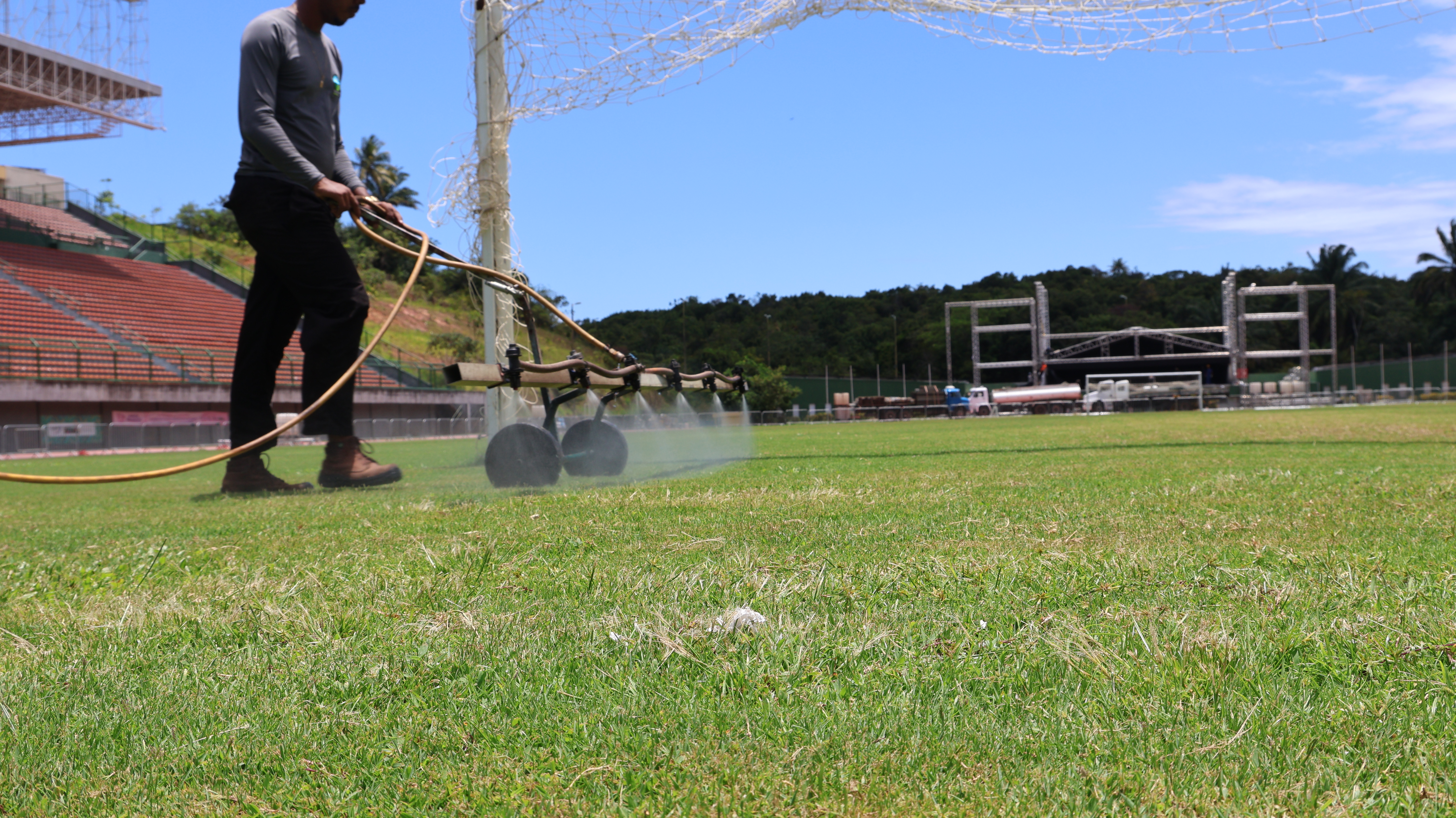 Aplicação do produto no gramado do Estádio de Pituaçu. Foto: Maurício Viana/ Ascom Sudesb