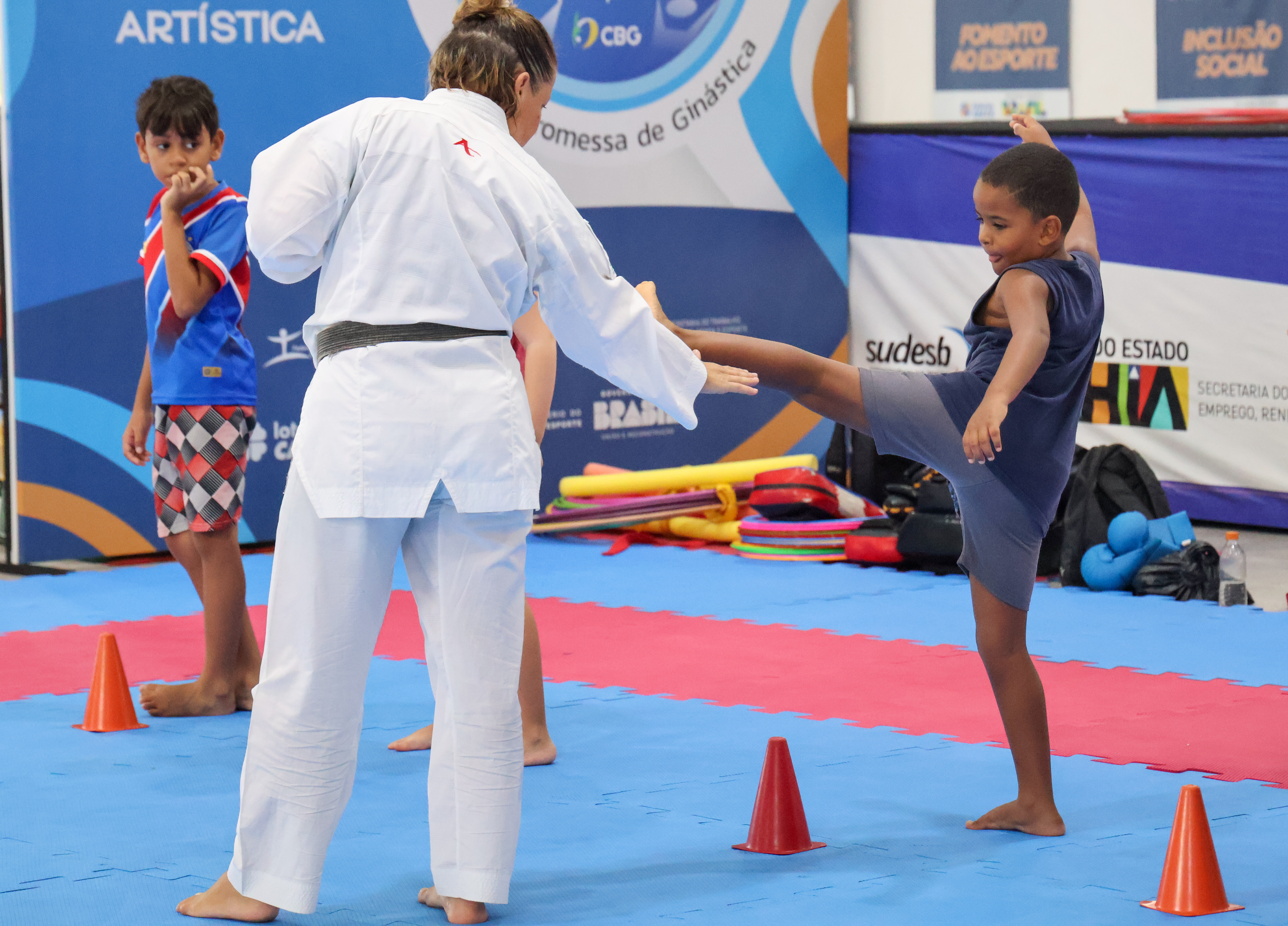 Foto de criança praticando Karatê