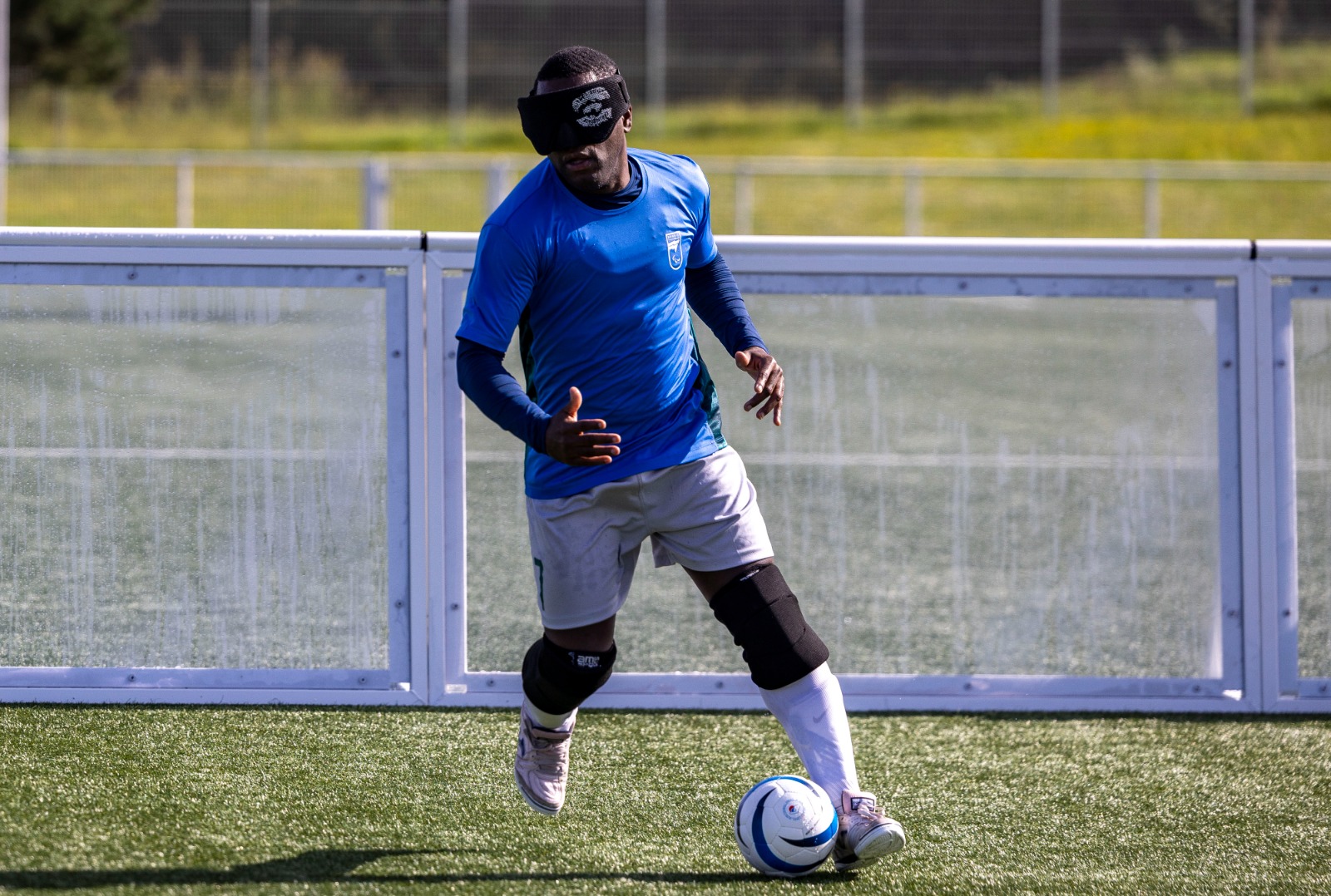 Jeffinho, atleta de futebol de cegos