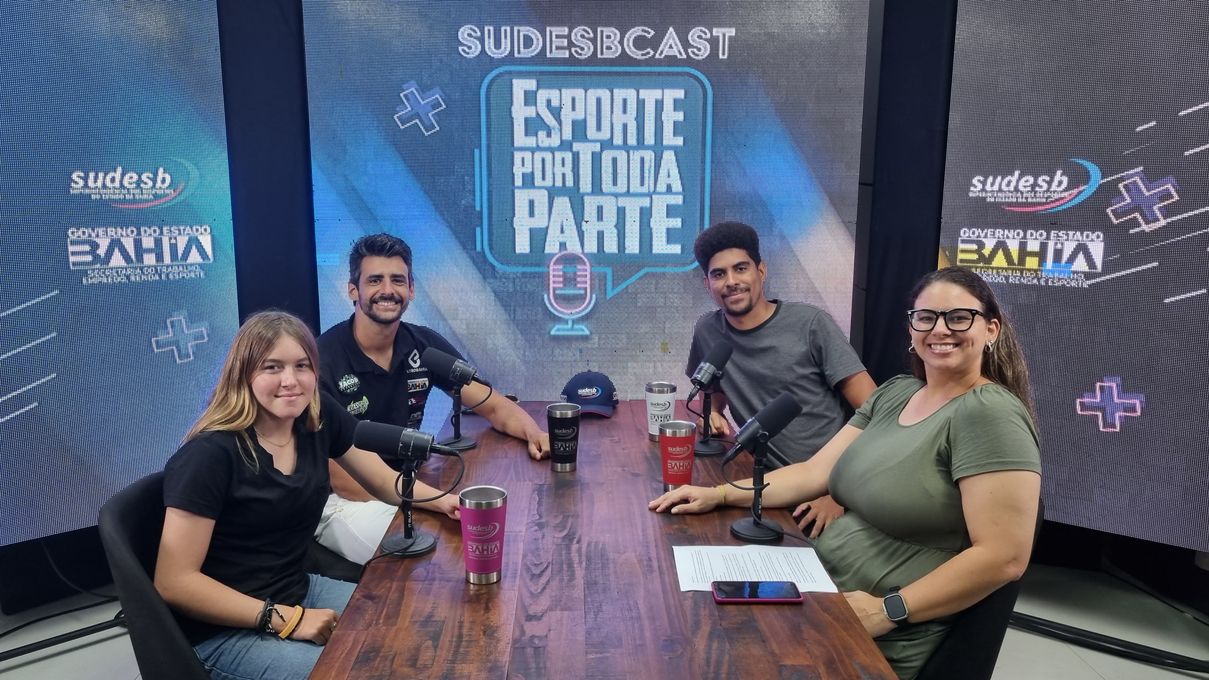 Apresentadores e convidados no estúdio do podcast