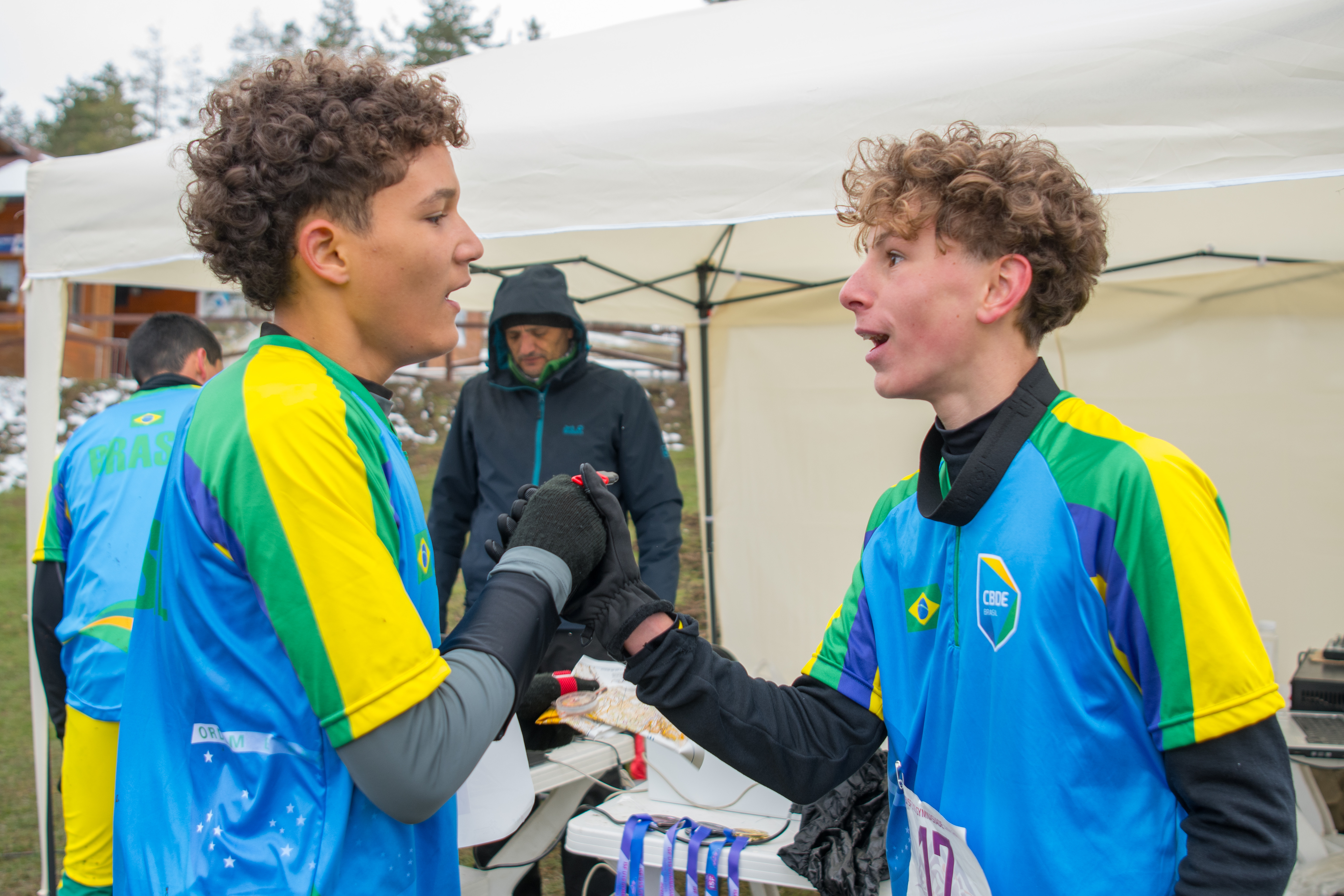 Giulio Telles da orientação no Gymnasiade U15