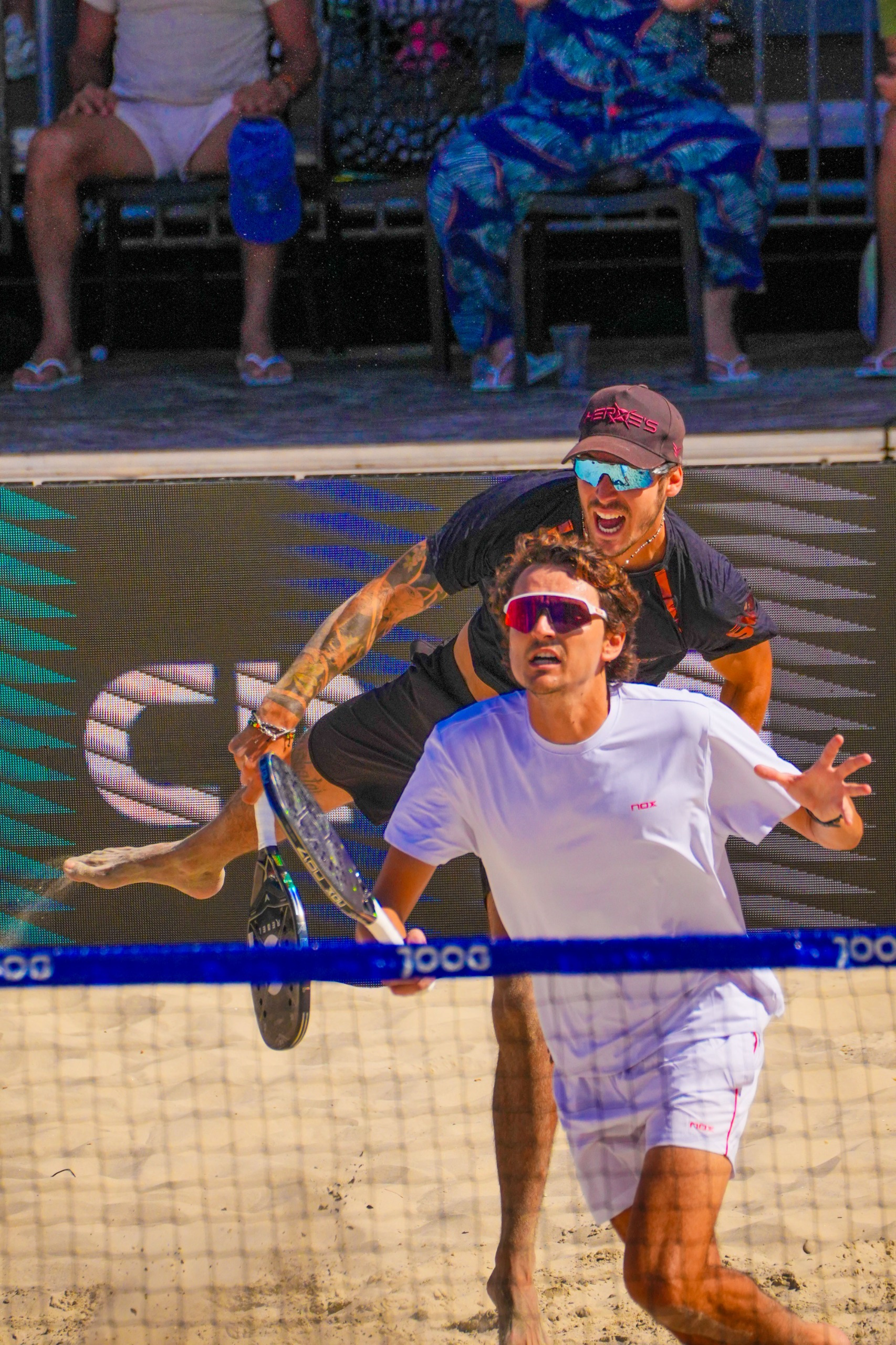 Spoto no saque e Gianotti na frente - Crédito G2 Filmes ITF BT400 Balneário Camboriú