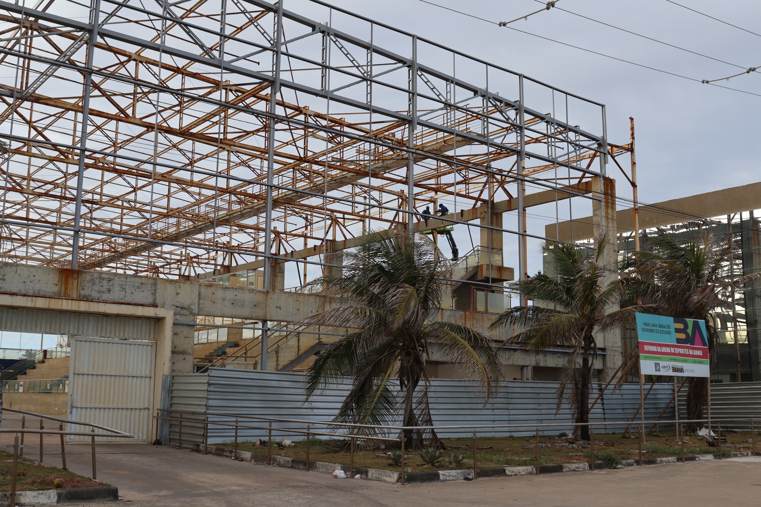 Reforma da Arena de Esportes da Bahia avança com substituição de estruturas oxidadas e intervenções na área da piscina
