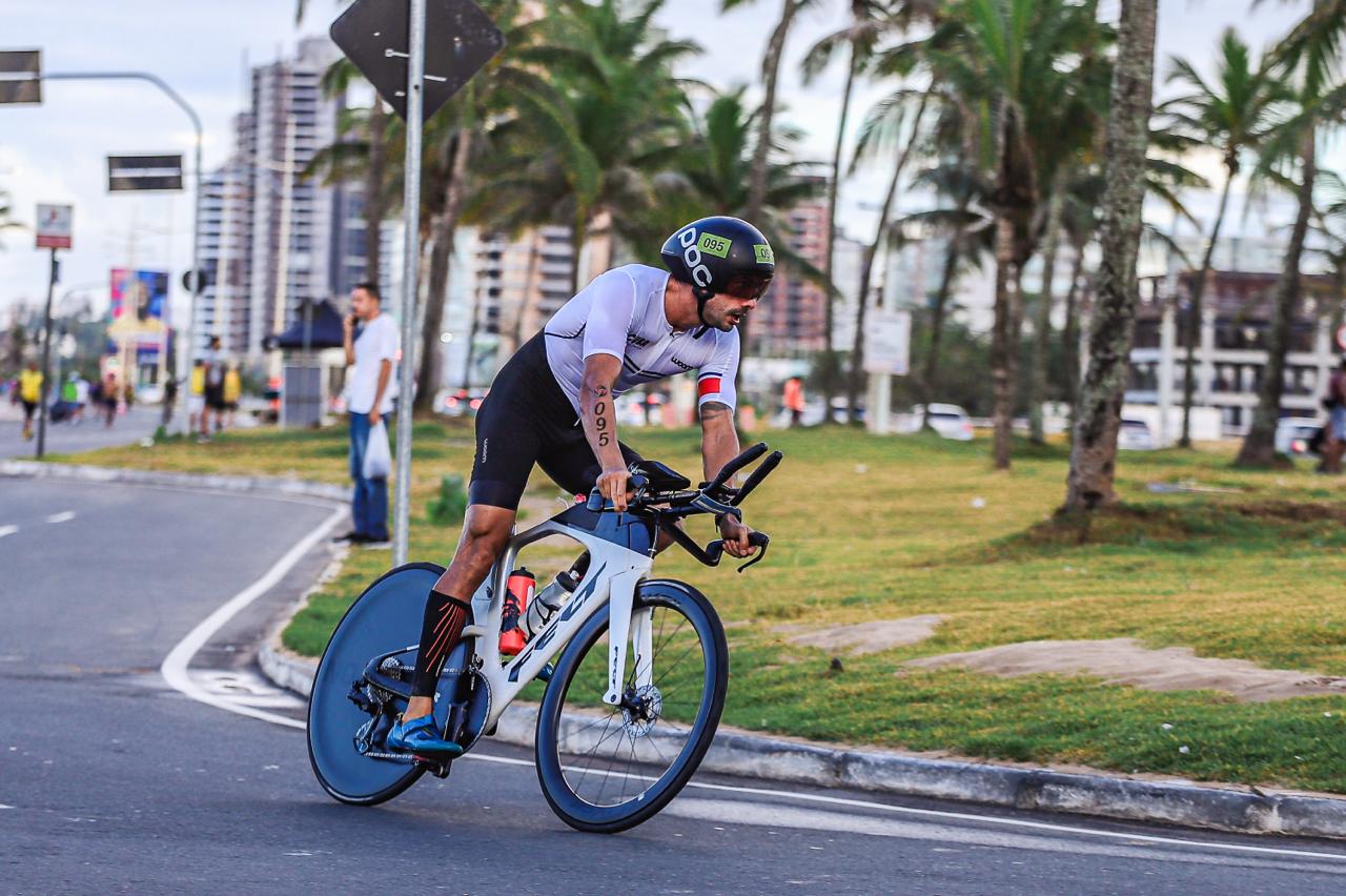HOMEM ENCIMA DE UMA BICICLETA PEDALANDO