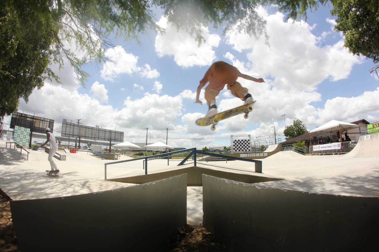 menino fazendo manobra de skate 