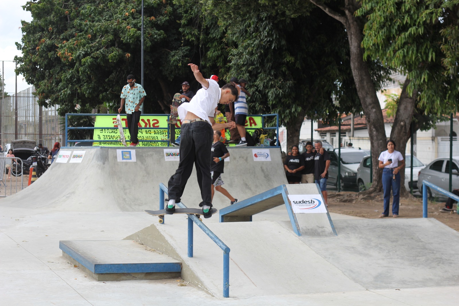 menino fazendo manobra de skate 
