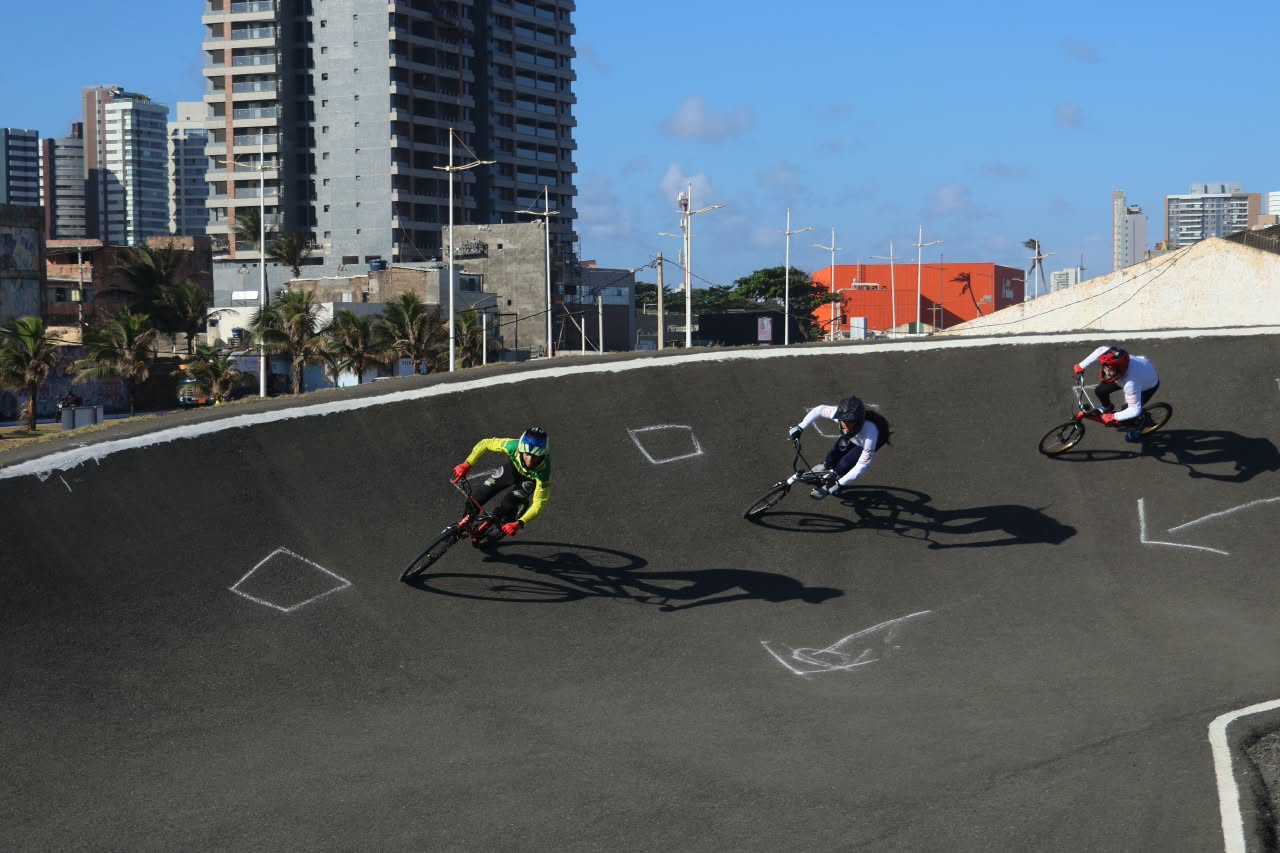 Os atletas são alunos do Projeto Pedal, desenvolvido pela Associação de Bicicross de Salvador (ABS) em parceria com o Governo do Estado, por meio da Superintendência dos Desportos do Estado da Bahia (Sudesb). Fonte/Crédito Felipe Gibson/Ascom Sudesb