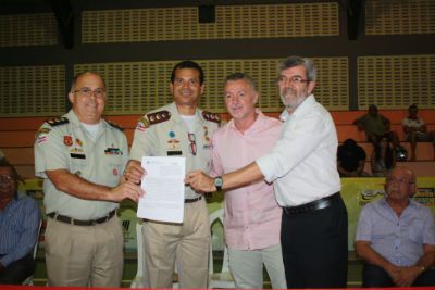 Diretor geral da Sudesb, Elias Dourado, tenente coronel Carlos Alberto Neves, representando o comandante geral da PM, coronel Anselmo Brandão e o deputado estadual Raimundo Nonato em ato simbólico