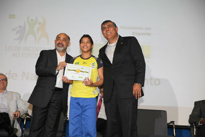 Ministro do esporte entrega certificado a atletas de judô