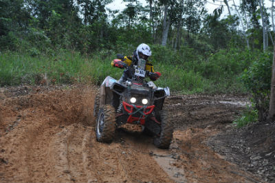 Piloto no quadriciclo durante competição