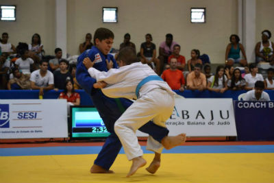 Dois atletas de judô durante disputa