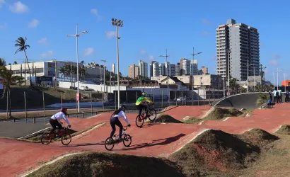 O Projeto Pedal Bicicross está com 46 vagas abertas para aulas gratuitas de iniciação esportiva na modalidade do BMX, uma das vertentes do ciclismo olímpico, em Salvador. 
