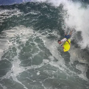 Uri Valadão surfando