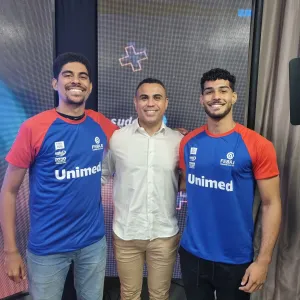 Apresentador Madson Souza, presidente da ederação Baiana de Judô (Febaju), Marcelo Ornelas e o judoca Fábio Nogueira na gravação do Sudesbcast