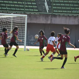 Meninas jogado bola 