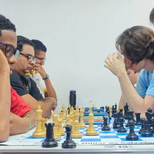 pessoas ao redor do tabeleiro de xadrez 