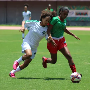 meninas disputando bola no futebol
