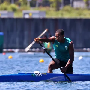 homem na canoa remando contra a maré 