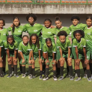 meninas abraçadas em pé e meninas agachadas com braços apoiado no joelho