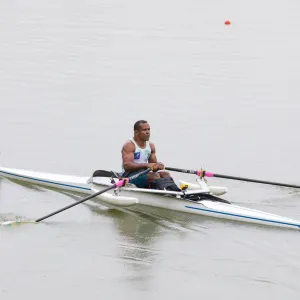 atleta de remo, remando em aguas baianas 